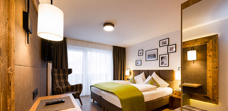 Hotel Brugger Fulpmes Doppelzimmer Stubaital CHRIS HASIBEDER DSC7878 b Stubaiblick