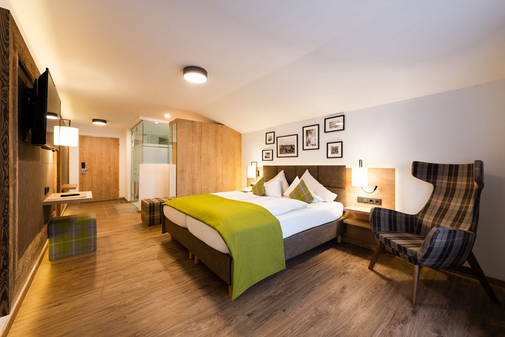 Hotel Brugger Fulpmes Stubaital Deopelzimmer CHRIS HASIBEDER DSC7855 b Stubaiblick